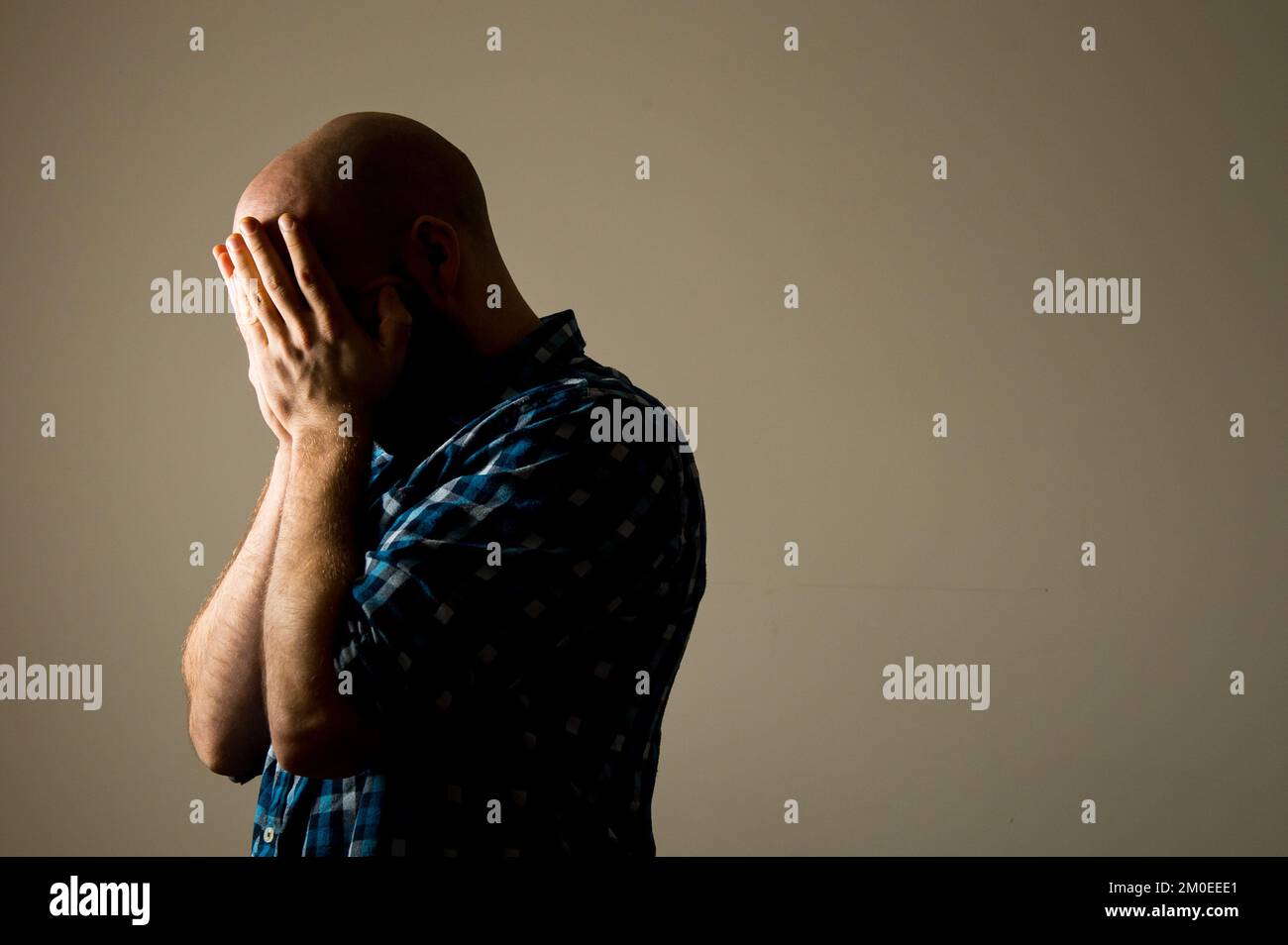 PHOTO POSÉE PAR LE MODÈLE photo du dossier datée du 09/03/15 d'un homme montrant des signes de dépression, comme les contacts répétés des créanciers et des collecteurs de dette peuvent laisser les personnes qui doivent l'argent sentir intimidées et incapables de voir une issue de leur situation, selon une charité. Banque D'Images