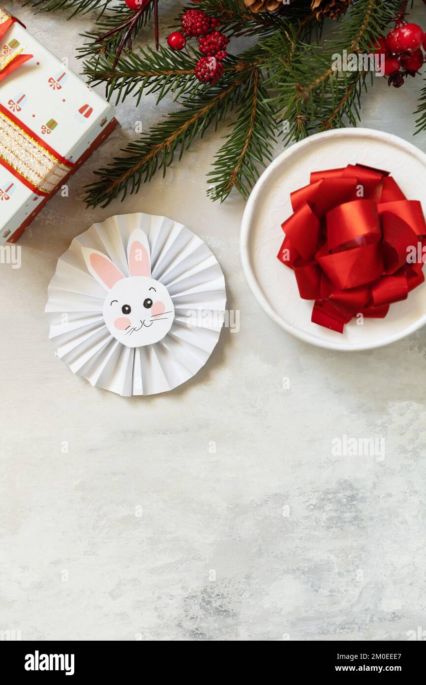 Arbre de Noël, boxes cadeaux et symbole de l'année lunaire du calendrier chinois, année du lapin. Cartes de vœux Joyeux Noël et joyeuses fêtes de la nouvelle année. Banque D'Images