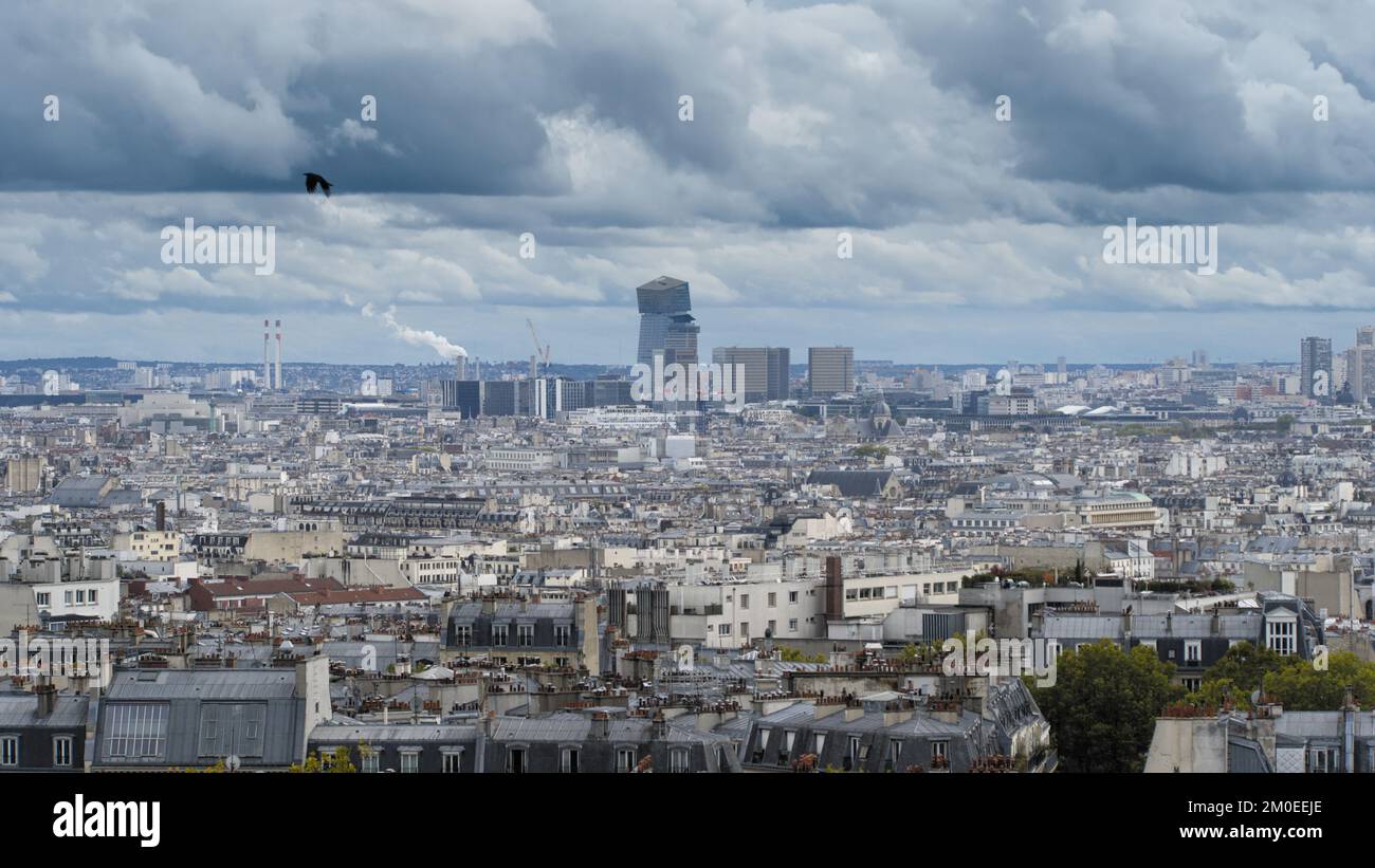 La vue sur la ville de Montmartre, Paris avec ciel nuageux Banque D'Images