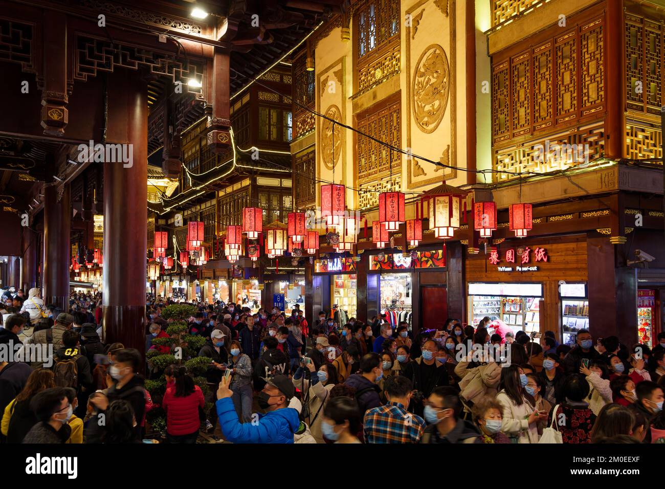 Shanghai, Chine: Lanternes chinoises illuminées accrochées dans le bazar de Yuyuan tandis que les gens apprécient les alentours illuminés pendant le nouvel an chinois. Banque D'Images