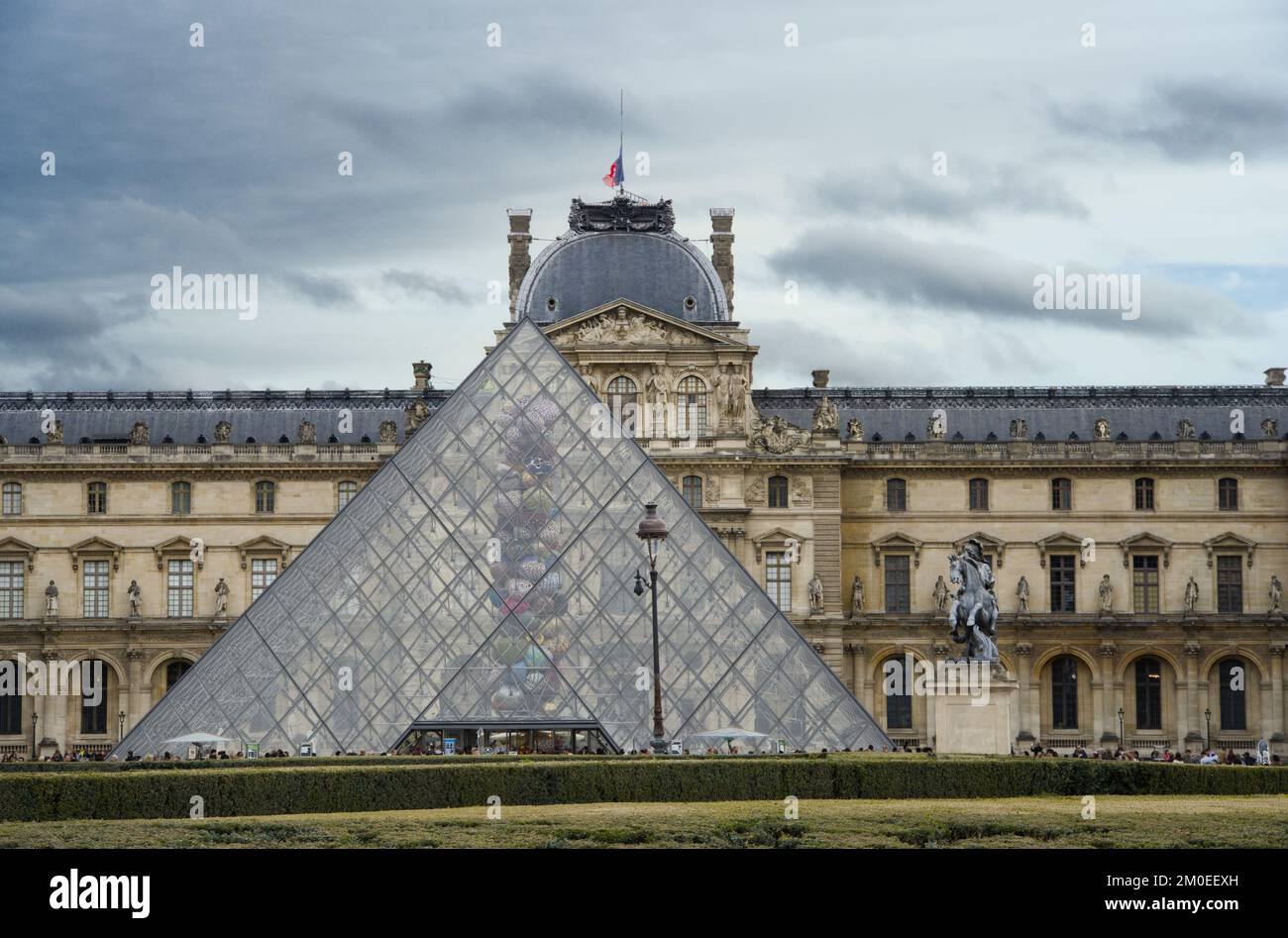 Pyramide du Louvre et devant le musée du Louvre à Paris Banque D'Images