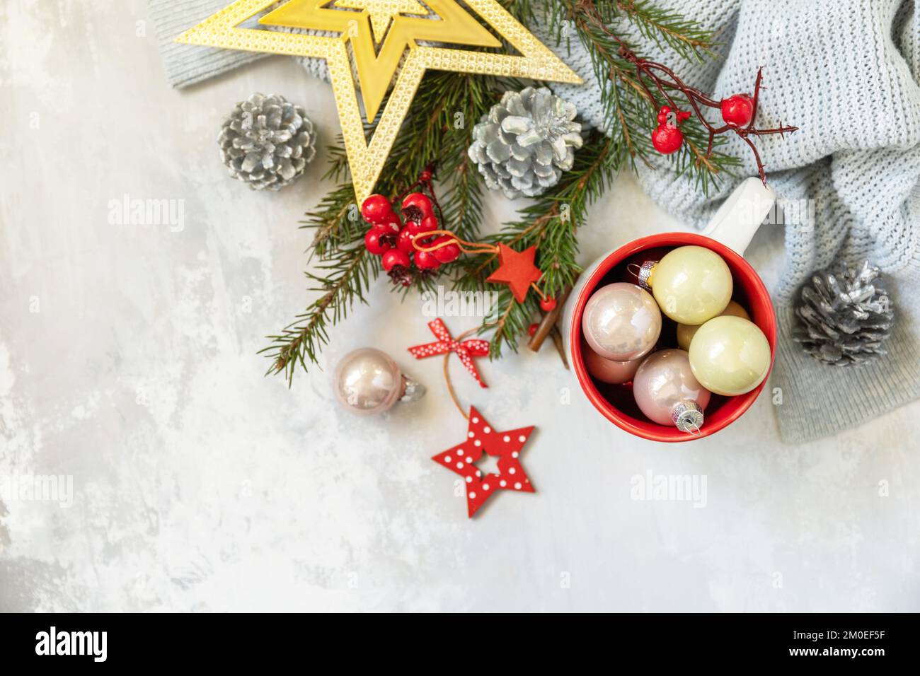 Mug de Noël avec décorations de Noël et branches en pin. Carte de vœux Joyeux Noël et Joyeux fêtes de l'année. Vue de dessus. Banque D'Images