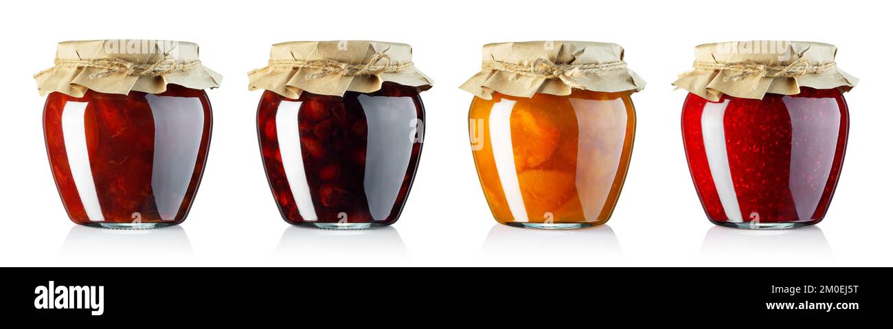 jeu de fruits confiture dans des pots en verre recouvert de papier d'emballage isolé sur blanc Banque D'Images