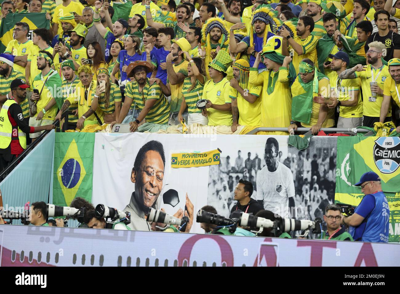 Bannières de supporters qui soutiennent Pele, légende brésilienne du football, lors de la coupe du monde de la FIFA 2022, série de 16 matchs de football entre le Brésil et la République de Corée sur 5 décembre 2022 au stade 974 de Doha, Qatar - photo : Jean Catuffe/DPPI/LiveMedia Banque D'Images