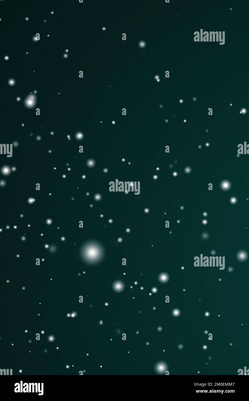 Vacances d'hiver et arrière-plan hivernal, neige blanche tombant sur fond vert festif, flocons de neige bokeh et particules de neige comme scène abstraite de neige pour Noël et de Noël neige design. 4K images de haute qualité Banque D'Images