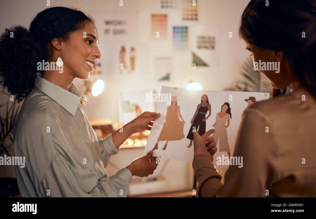 La mode, le design et les femmes en communication sur les vêtements, le travail d'équipe créatif et la planification sur papier la nuit. Un bon dessin, un partenariat de designer et Banque D'Images