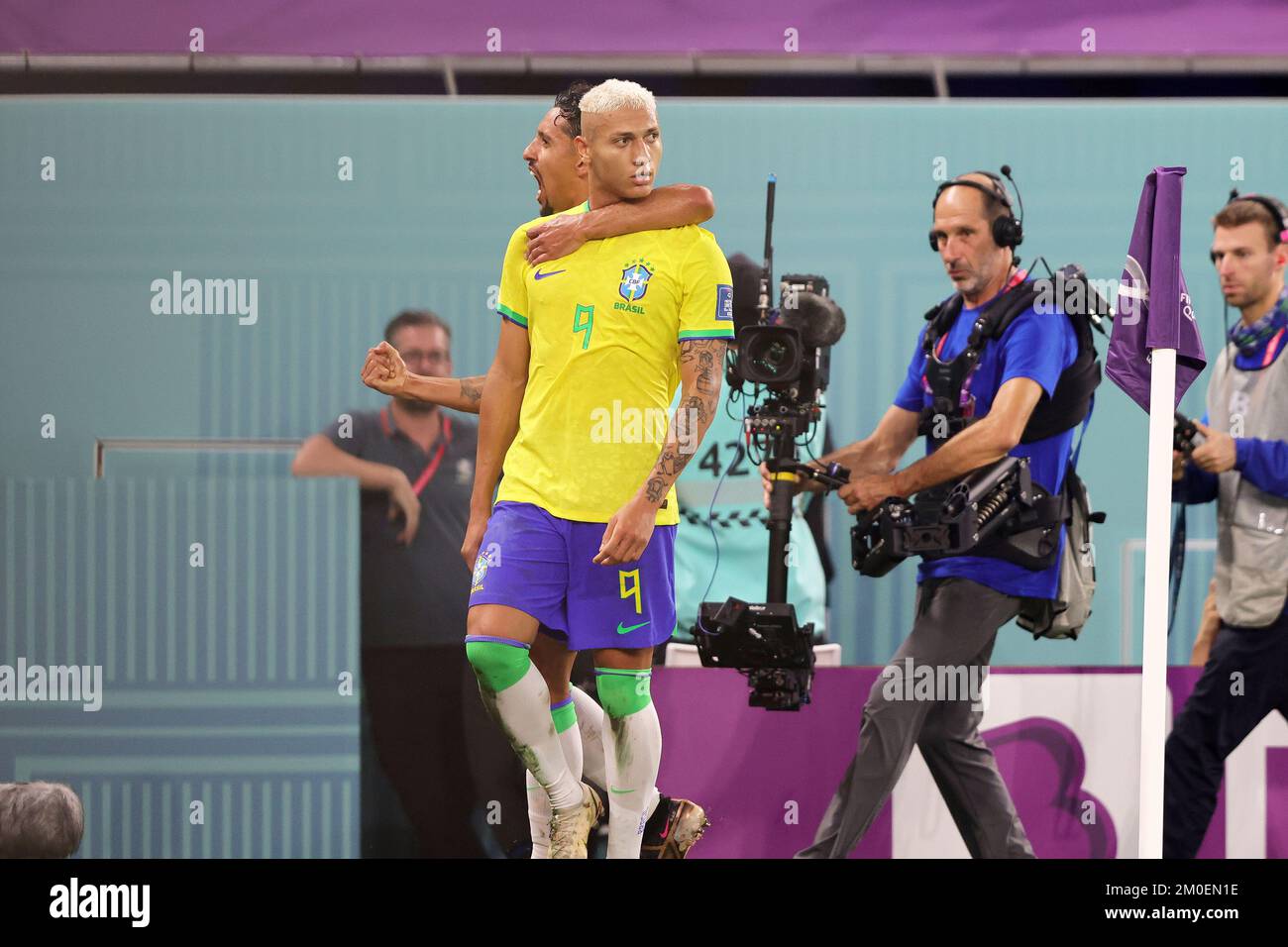 Richarlison du Brésil célèbre son but 3-0 avec Marquinhos lors de la coupe du monde de la FIFA 2022, série de 16 match de football entre le Brésil et la République de Corée sur 5 décembre 2022 au stade 974 à Doha, Qatar - photo: Sebastian El-saqqa/DPPI/LiveMedia Banque D'Images