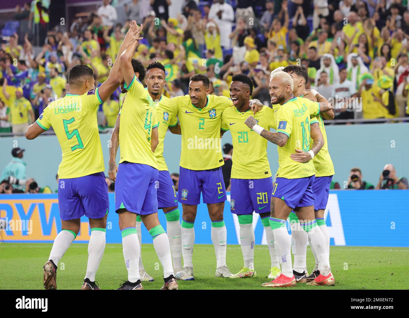 Vinicius Junior du Brésil célèbre son but 1-0 avec des coéquipiers lors de la coupe du monde de la FIFA 2022, série de 16 match de football entre le Brésil et la République de Corée sur 5 décembre 2022 au stade 974 à Doha, Qatar - photo: Sebastian El-saqa/DPPI/LiveMedia Banque D'Images