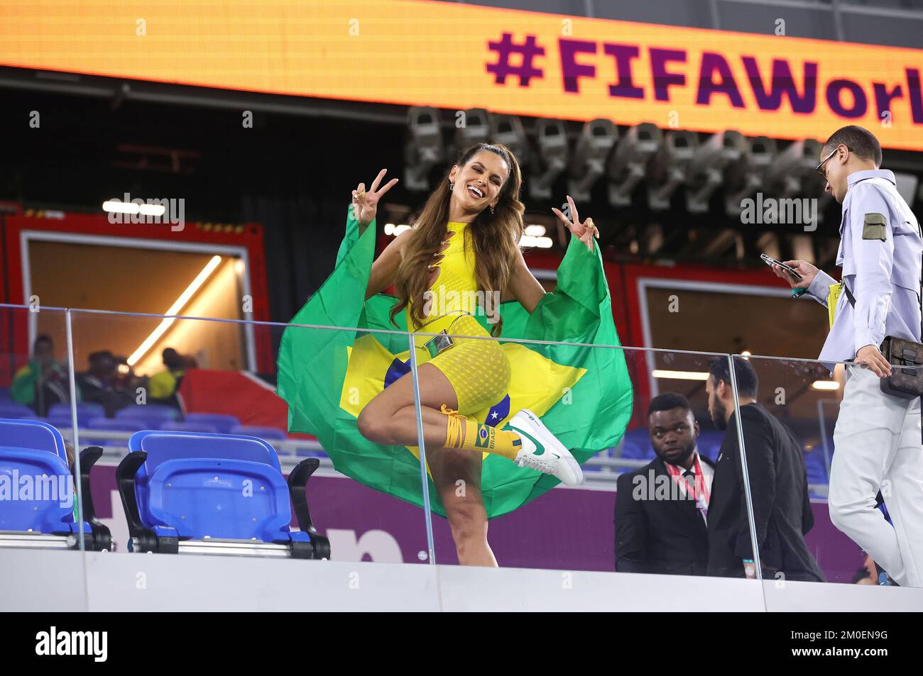 Izabel GOULART, petite amie de Kevin TRAPP lors de la coupe du monde de la FIFA 2022, série de 16 matchs de football entre le Brésil et la République de Corée sur 5 décembre 2022 au stade 974 à Doha, Qatar - photo: Sebastian El-saqqa/DPPI/LiveMedia Banque D'Images