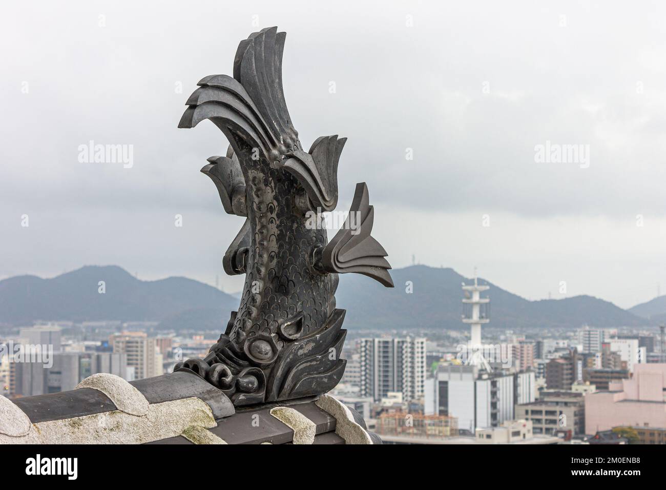 Himeji, Japon. Un poisson mythique à tête de tigre appelé shachi sur le toit de l'Egret blanc ou du château de Heron, un complexe de châteaux de l'Azuchi Momoyama Banque D'Images