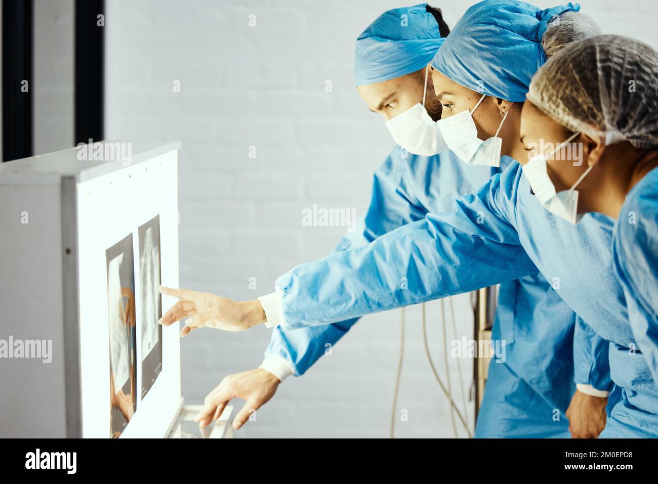 La chirurgie, l'opération et les médecins vérifient les rayons X avec l'équipe de chirurgiens en préparation à la salle d'urgence. Analyse des soins de santé, du travail d'équipe et des travailleurs médicaux Banque D'Images