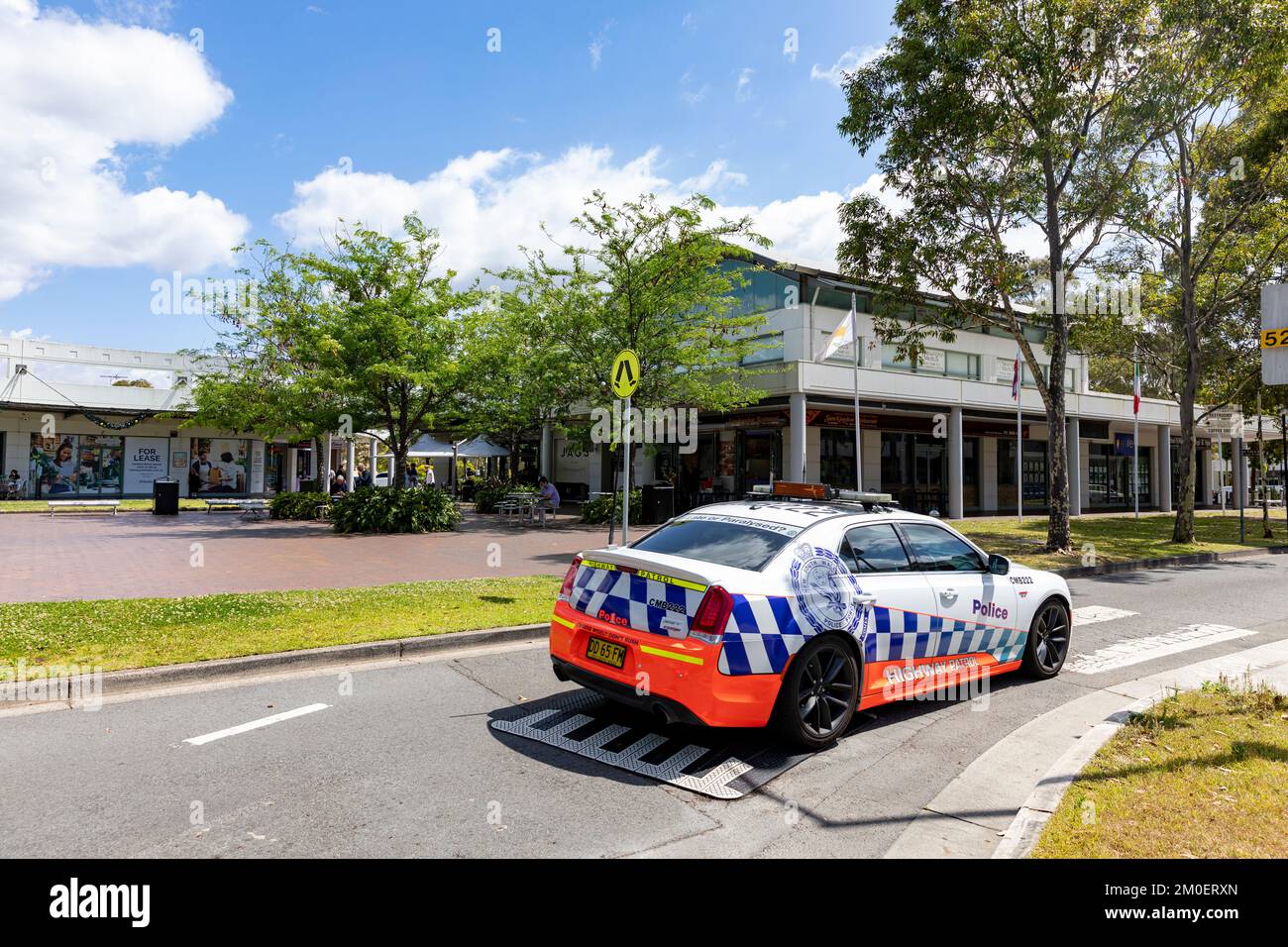 NSW Sydney police car, un véhicule de patrouille Chrysler Highway dans la banlieue de Newington, Sydney, Australie Banque D'Images