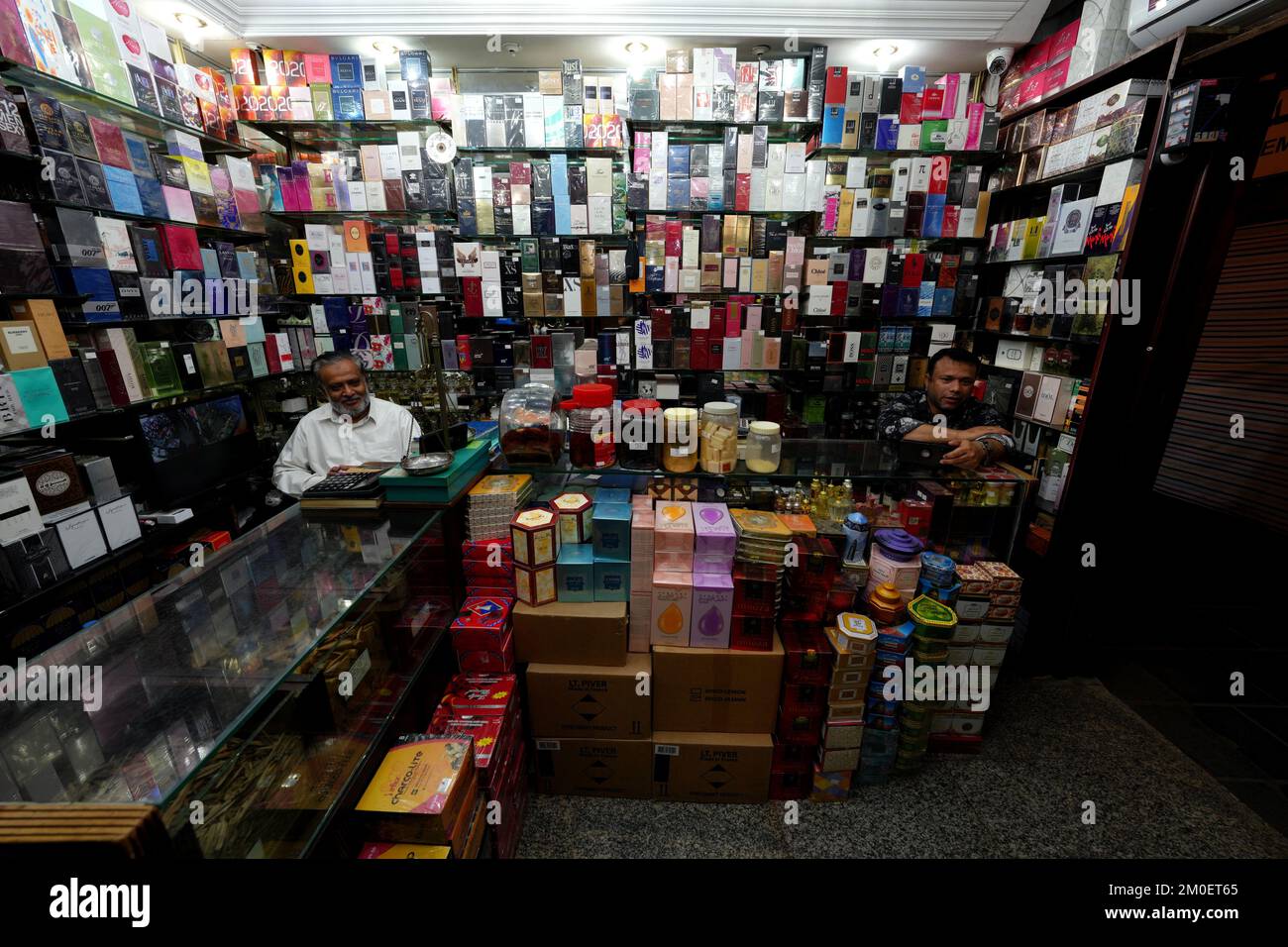 Un commerçant regarde le match Brésil contre Corée du Sud sur son téléphone mobile dans un magasin de parfums du Souq, Doha, Qatar. Date de la photo: Lundi 5 décembre 2022. Banque D'Images