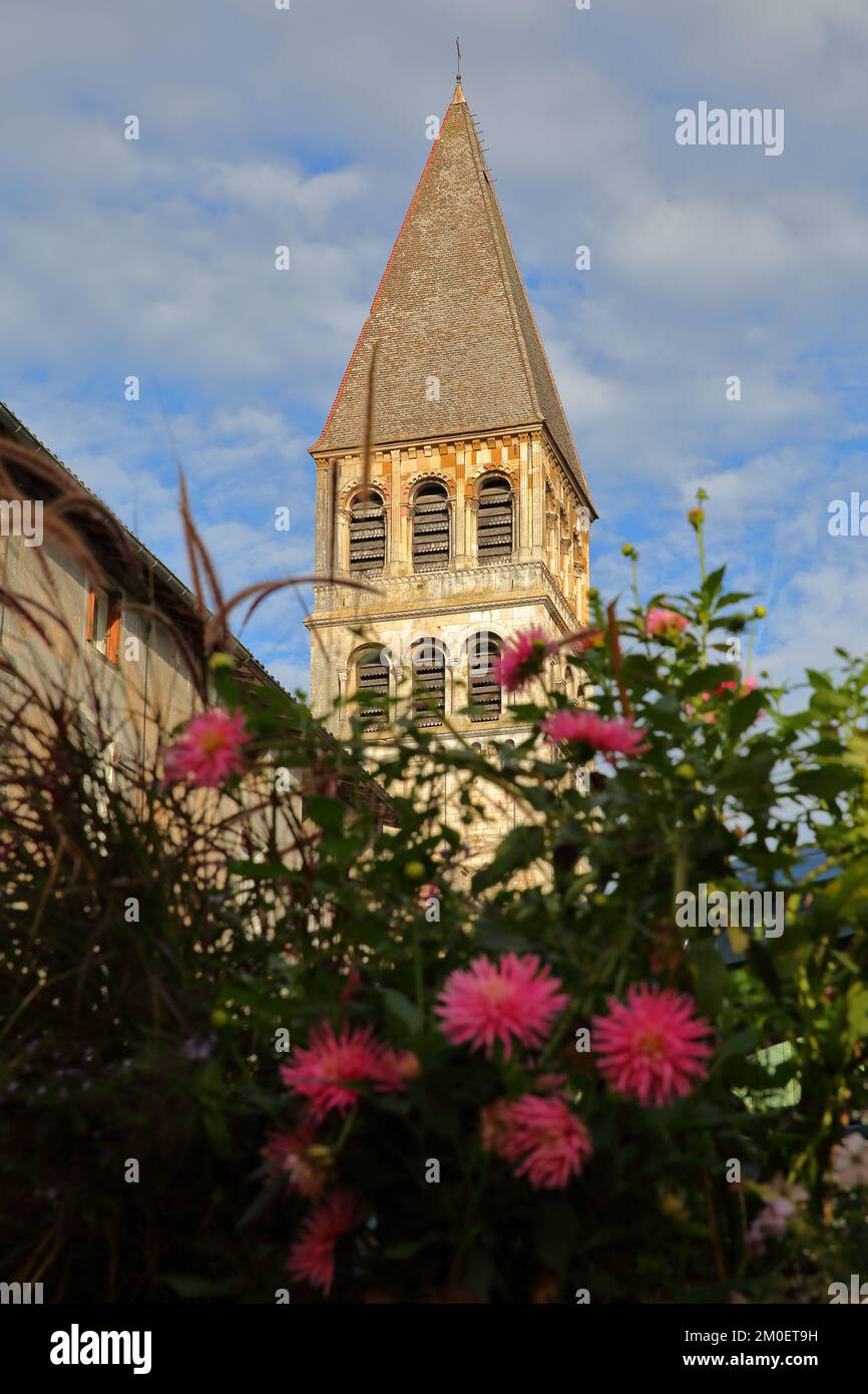 Gros plan sur le côté est de l'église abbatiale SaintPhilibert à