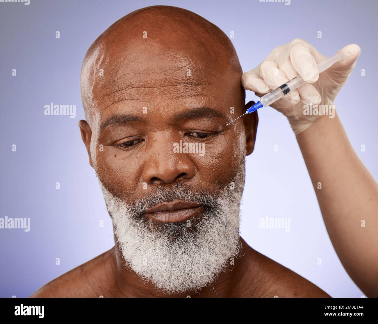 Main, visage et botox avec un homme noir senior qui obtient une injection de seringue en studio sur un fond violet. Chirurgie plastique, anti-vieillissement et traitement Banque D'Images