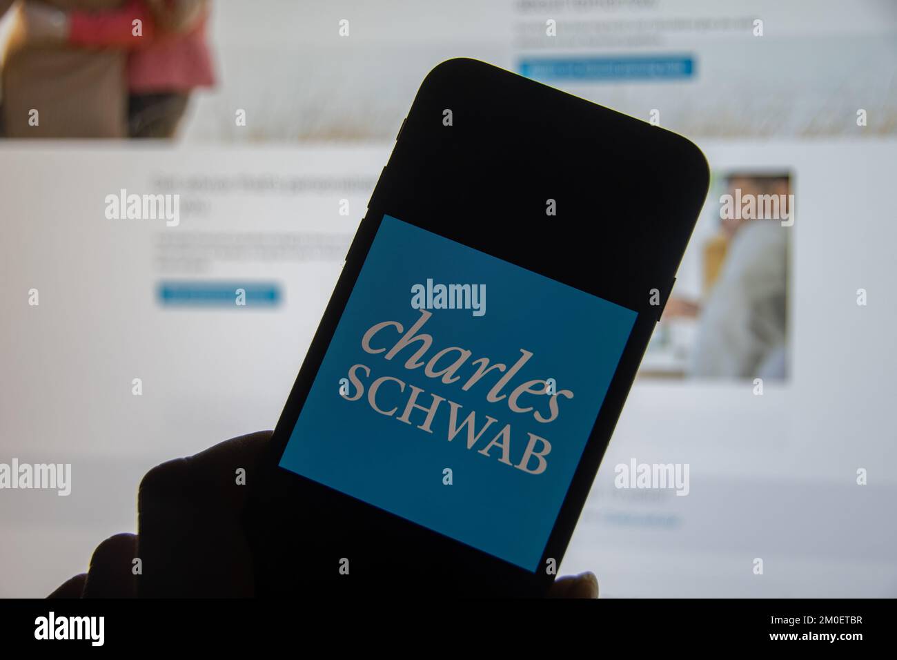 Rheinbach, Allemagne 5 décembre 2022, le logo de la marque de la société américaine Charles Schwab sur l'affichage d'un smartphone (en particulier le logo de la marque) Banque D'Images