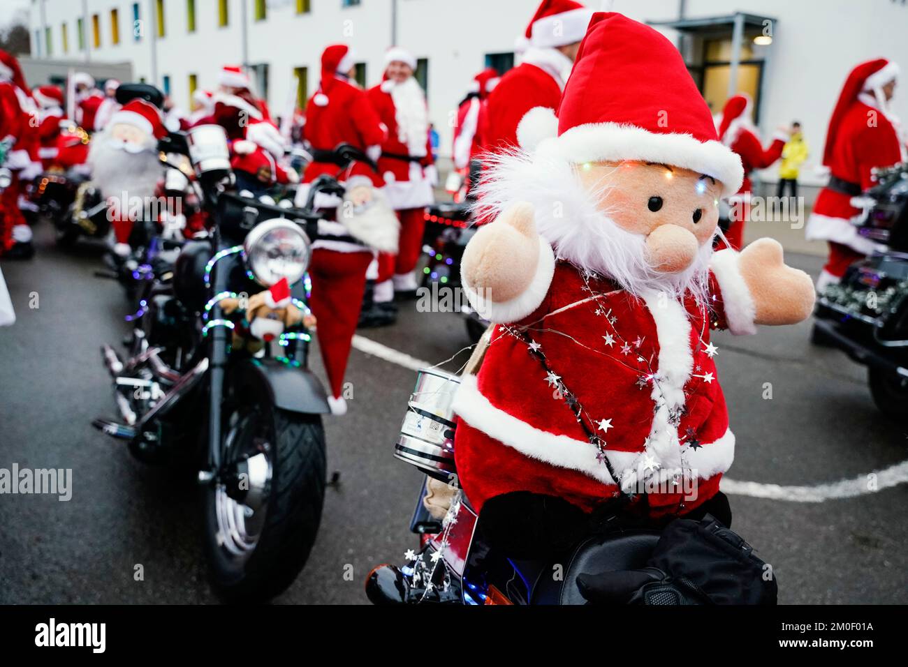 Santa claus on a harley davidson Banque de photographies et d’images à