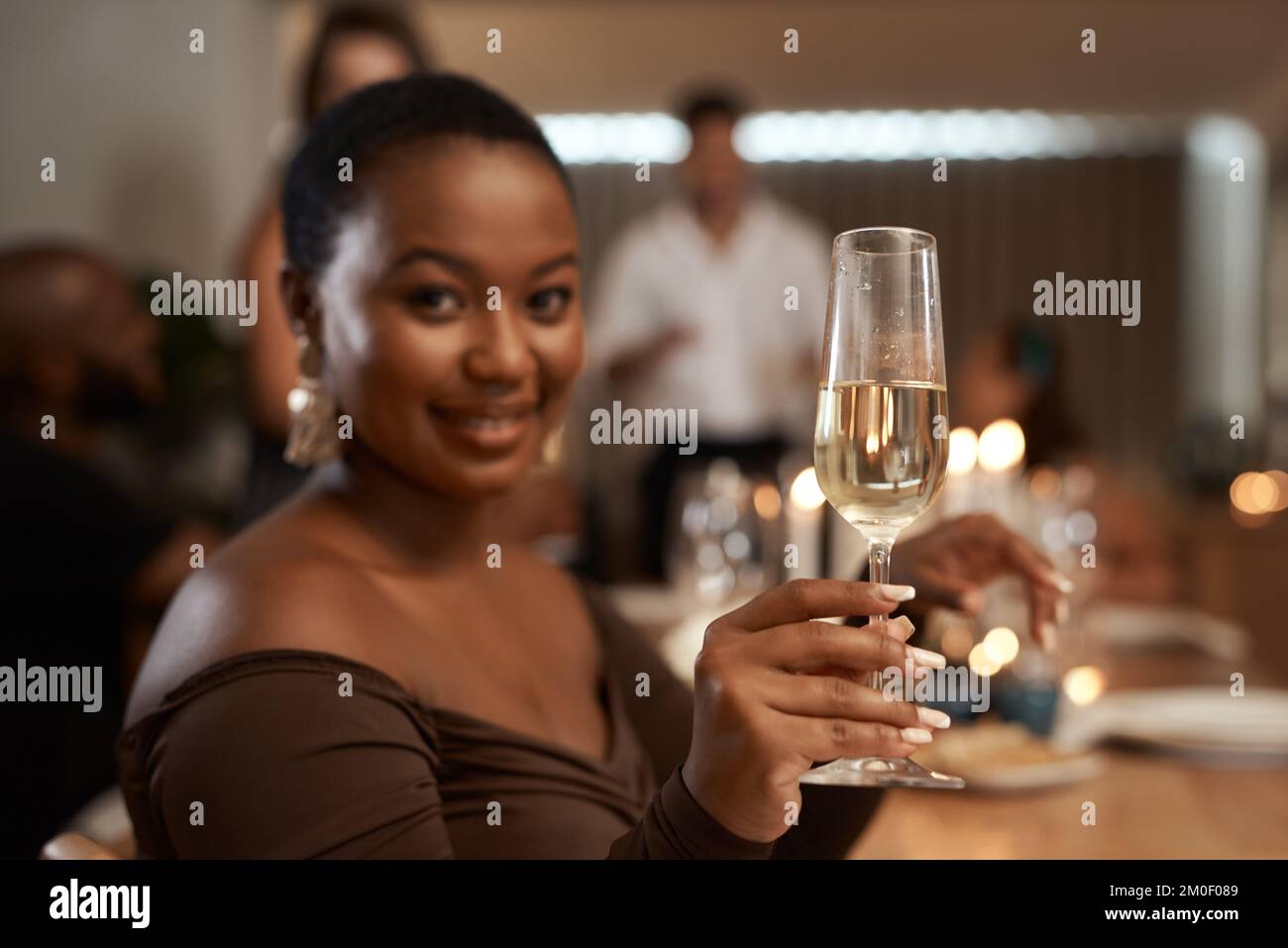 Portrait, boisson et femme à un dîner fête célébrant avec des amis un délicieux repas. Alcool, champagne et visage d'une femme noire toast à un Banque D'Images