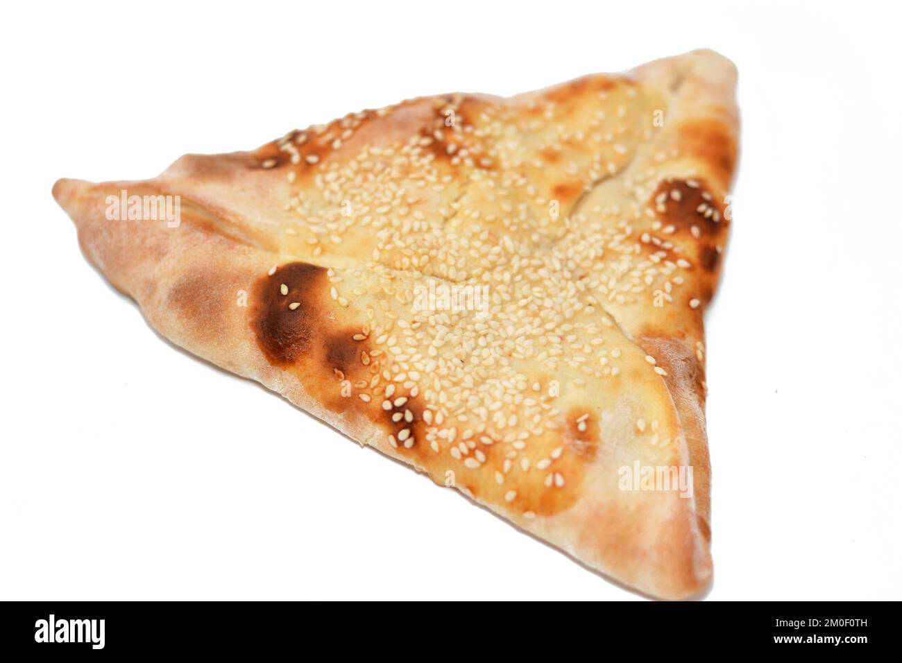 Cuisine arabe syrienne traditionnelle d'un en-cas appelé Manakish un pain du Moyen-Orient semblable à une pizza farcie avec des tranches de dinde fumées comme un sa Banque D'Images