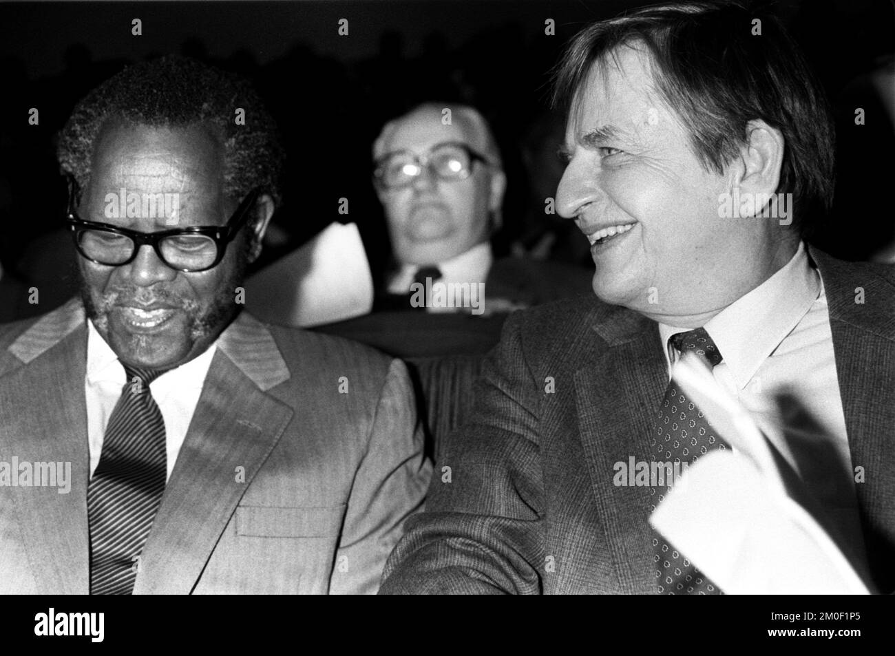 Oliver Tambo et le Premier ministre suédois Olof Palme à Stockholm, en Suède, à propos de 21 février 1986, à l'ouverture de l'Assemblée nationale suédoise contre l'apartheid.photo: Björn Elgstrand / Aftonbladet / TT code 2512 Banque D'Images