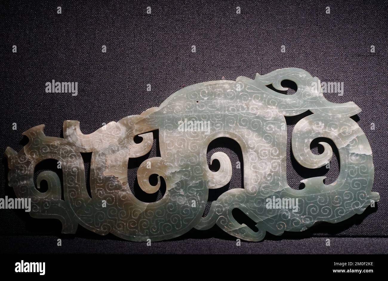 HANGZHOU, CHINE - 6 DÉCEMBRE 2022 - photo prise le 6 décembre 2022 montre une décoration en forme de dragon jade la dynastie Zhou orientale au musée Liangzhu i Banque D'Images