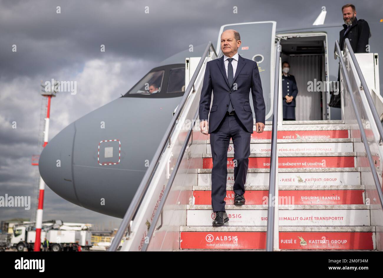 Tirana, Albanie. 06th décembre 2022. La chancelière allemande OLAF Scholz (SPD) arrive à l'aéroport de Tirana pour le sommet UE-Balkans occidentaux. Le thème du sommet est les perspectives d'adhésion des pays des Balkans occidentaux à l'UE. Credit: Michael Kappeller/dpa/Alay Live News Banque D'Images