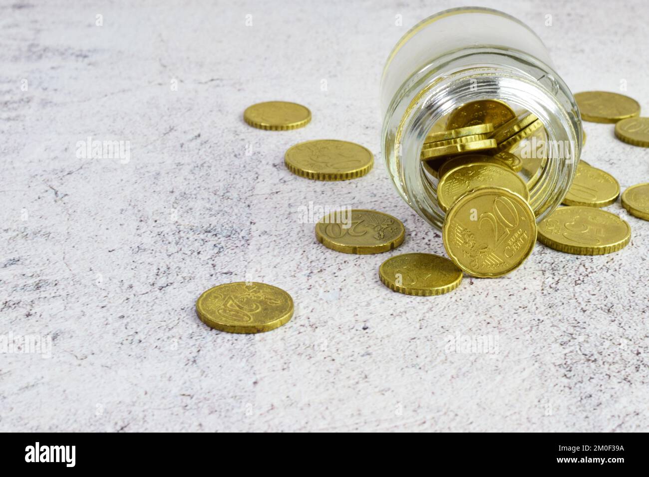 Gros plan de pièces dans un pot sur une table Banque D'Images