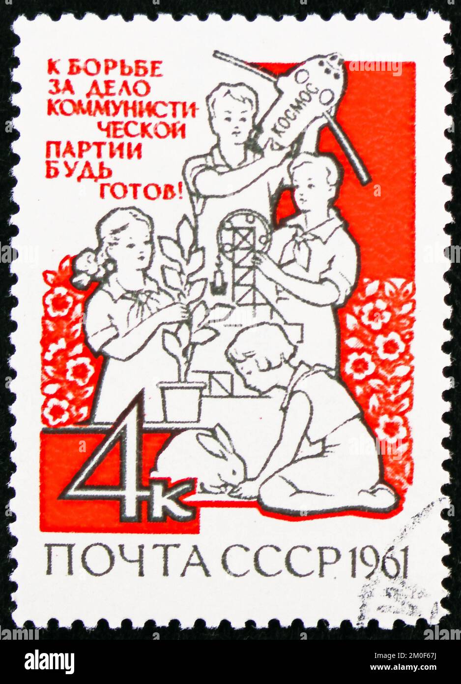 MOSCOU, RUSSIE - 29 OCTOBRE 2022: Timbre-poste imprimé en URSS montre les jeunes techniciens et naturalistes, série, Journée internationale de l'enfance vers 1961 Banque D'Images