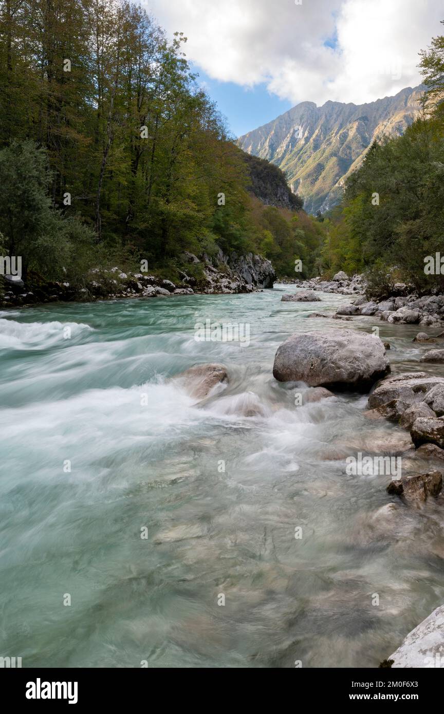 La rivière Socca dans les montagnes de Slovénie autour de Kobarid Banque D'Images