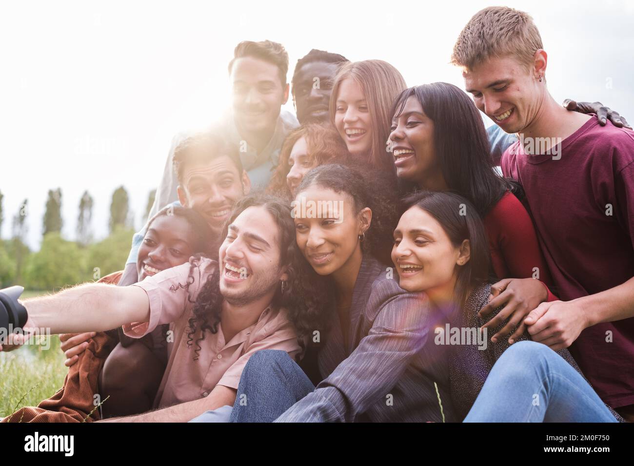 Groupe de jeunes amis de différentes cultures prenant un selfie dehors après un après-midi amusant Banque D'Images