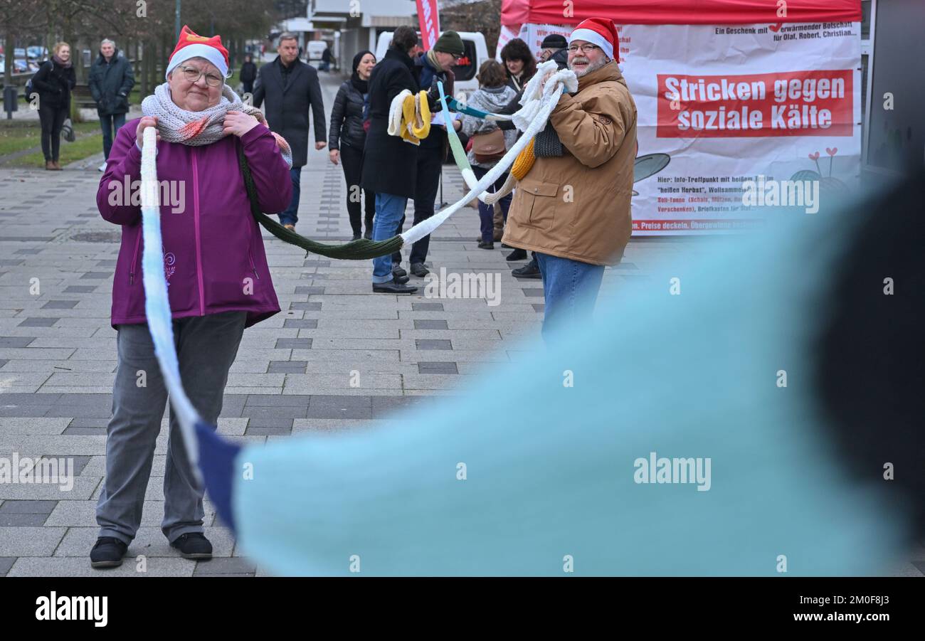Cottbus, Allemagne. 06th décembre 2022. Les membres du Cottbus Left tiennent un foulard de 70 mètres de long de l'action "coudre contre le froid social". Le même jour, ils ont remis ce foulard au député du Bundestag Görke (Die Linke). Görke devait ensuite remettre le foulard au chancelier Scholz (SPD). Au cours des dernières semaines, les gauchistes du Cottbus ont tricoté une longue écharpe participative dans les espaces publics sur une base hebdomadaire. Le but de cette action symbolique était de critiquer la politique actuelle du gouvernement et d'engager des discussions avec les gens à ce sujet. Credit: Patrick Pleul/dpa/Alay Live News Banque D'Images