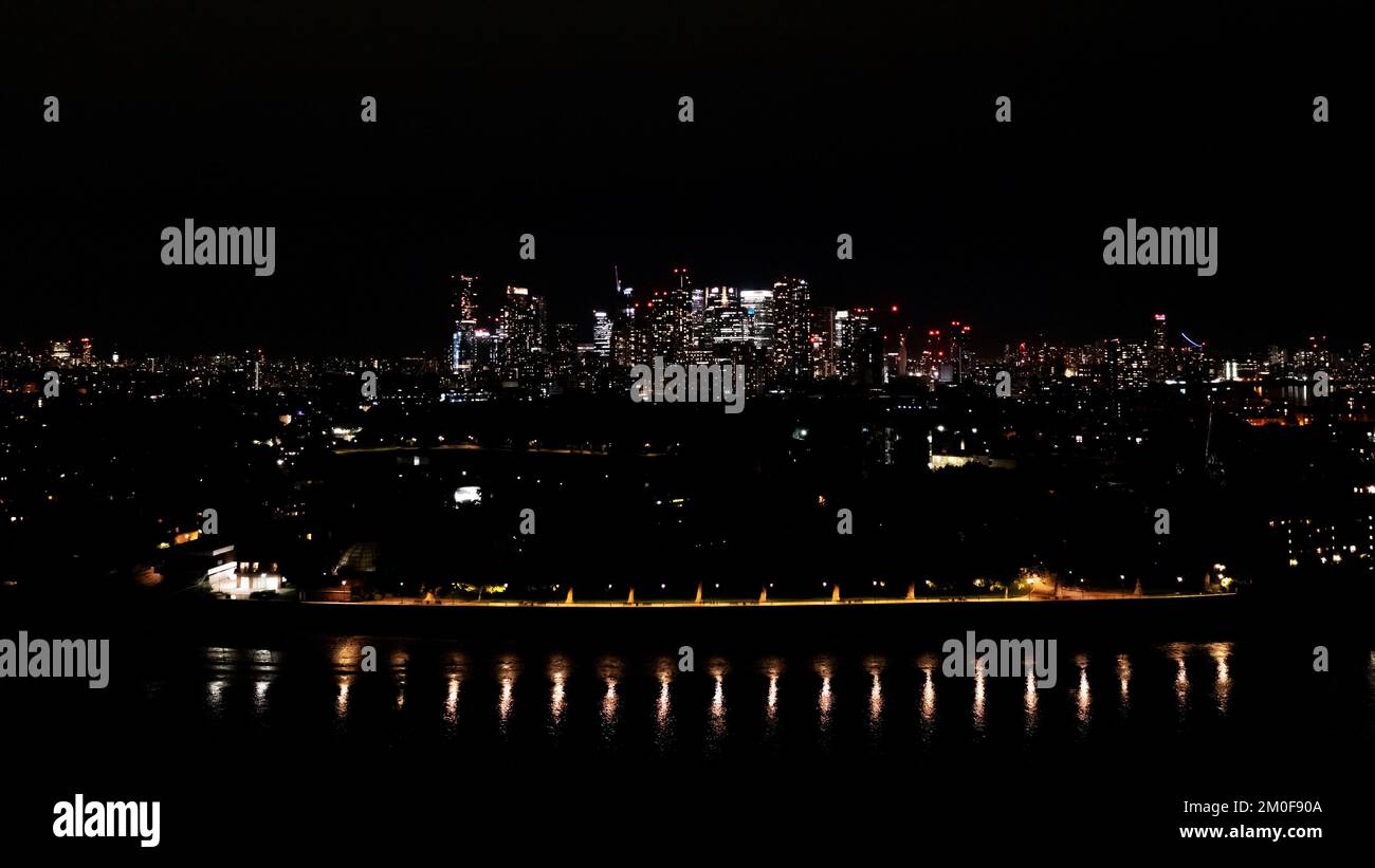 Magnifique paysage urbain de la métropole urbaine moderne de Londres la nuit, avec gratte-ciel, tours et bâtiments lumineux, vue aérienne. Banque D'Images