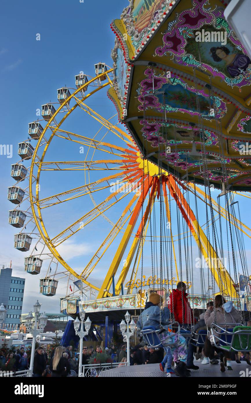 Carrousel à chaînes et roue de ferris sur le Hamburger Dom, Allemagne, Hambourg Banque D'Images