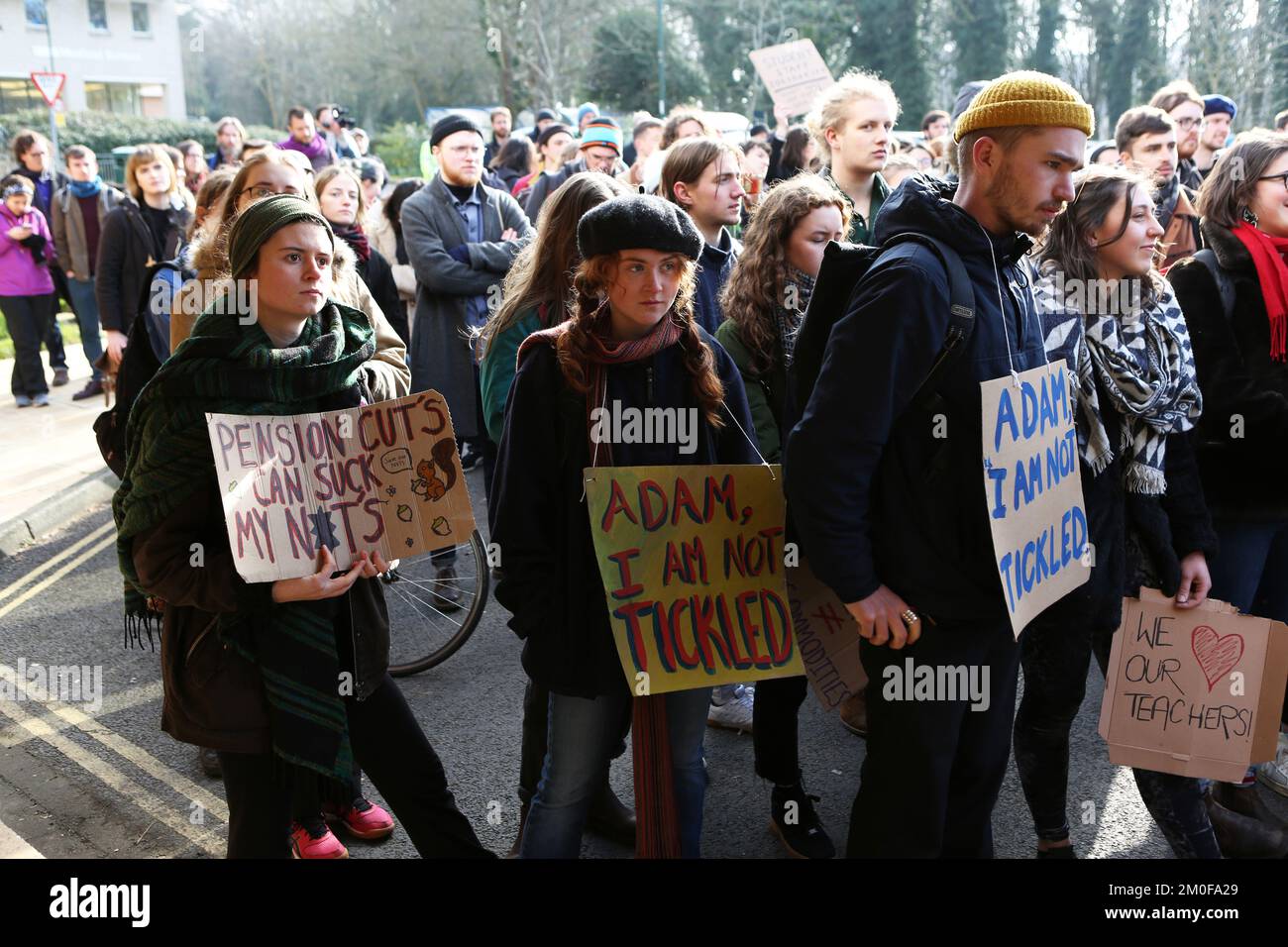 Des étudiants brandissant des banderoles lors d'une grève de protestation et de piquetage à l'Université du Sussex à Falmer, près de Brighton. Banque D'Images