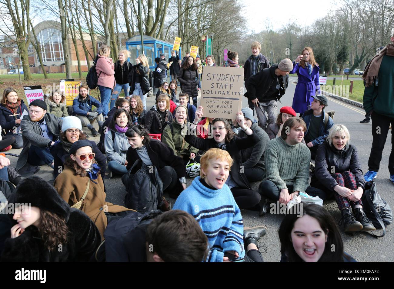 Des étudiants protestent et font grève sur la ligne de piquetage à l'Université du Sussex à Falmer, près de Brighton. Banque D'Images