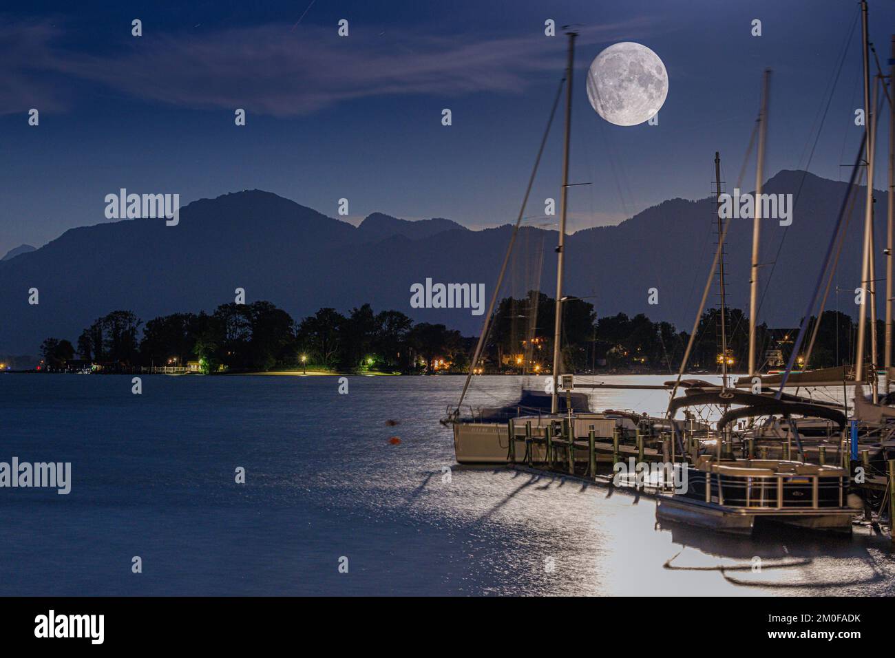 Pleine lune sur le paysage alpin et la marina, Allemagne, Bavière, lac Chiemsee, Fraueninsel Banque D'Images
