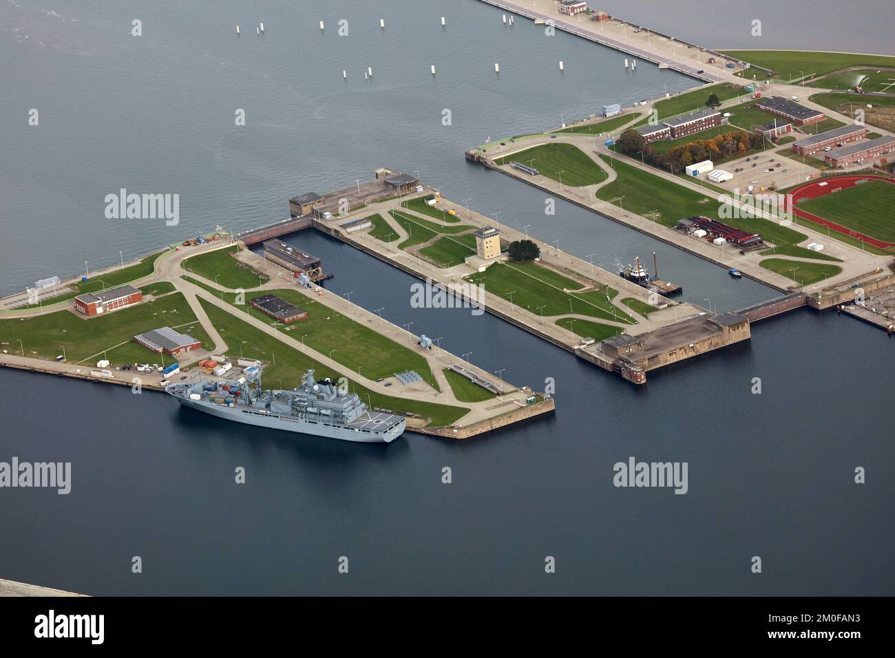 Écluse de Wilhelmshaven avec navire de ravitaillement de la force opérationnelle 'Francfort-sur-le-main', 28.10.2022, photo aérienne, Allemagne, Basse-Saxe, Wilhelmshaven Banque D'Images