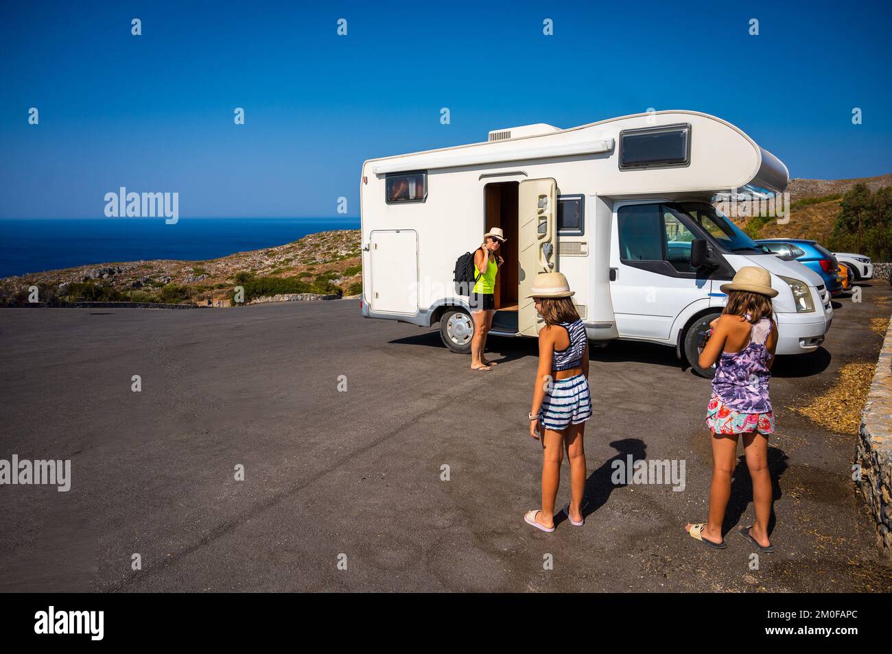Famille avec un campingcar parking sur la plage de Preveli, Crète