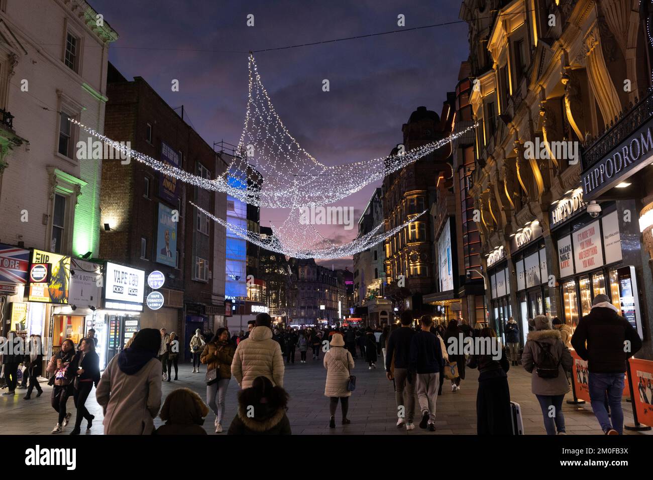 Leicester Square illuminé par des lumières de Noël au crépuscule, au cœur du West End de Londres, en Angleterre, au Royaume-Uni Banque D'Images