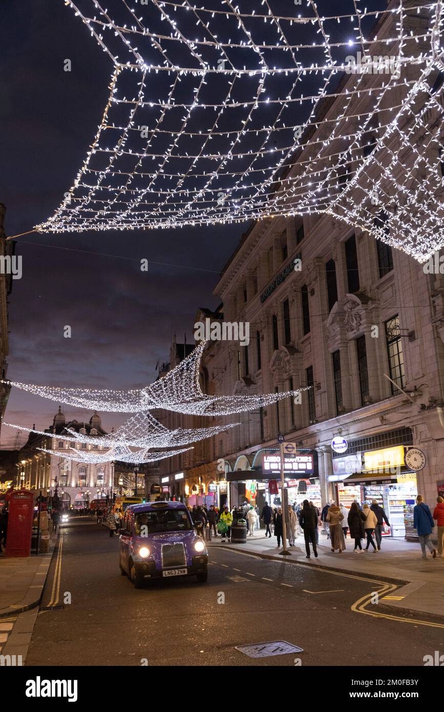 Leicester Square illuminé par des lumières de Noël au crépuscule, au cœur du West End de Londres, en Angleterre, au Royaume-Uni Banque D'Images