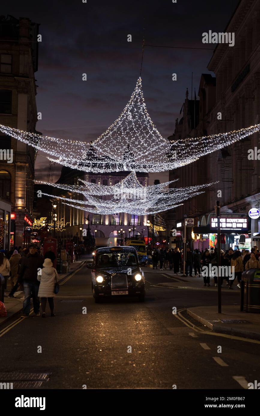Leicester Square illuminé par des lumières de Noël au crépuscule, au cœur du West End de Londres, en Angleterre, au Royaume-Uni Banque D'Images