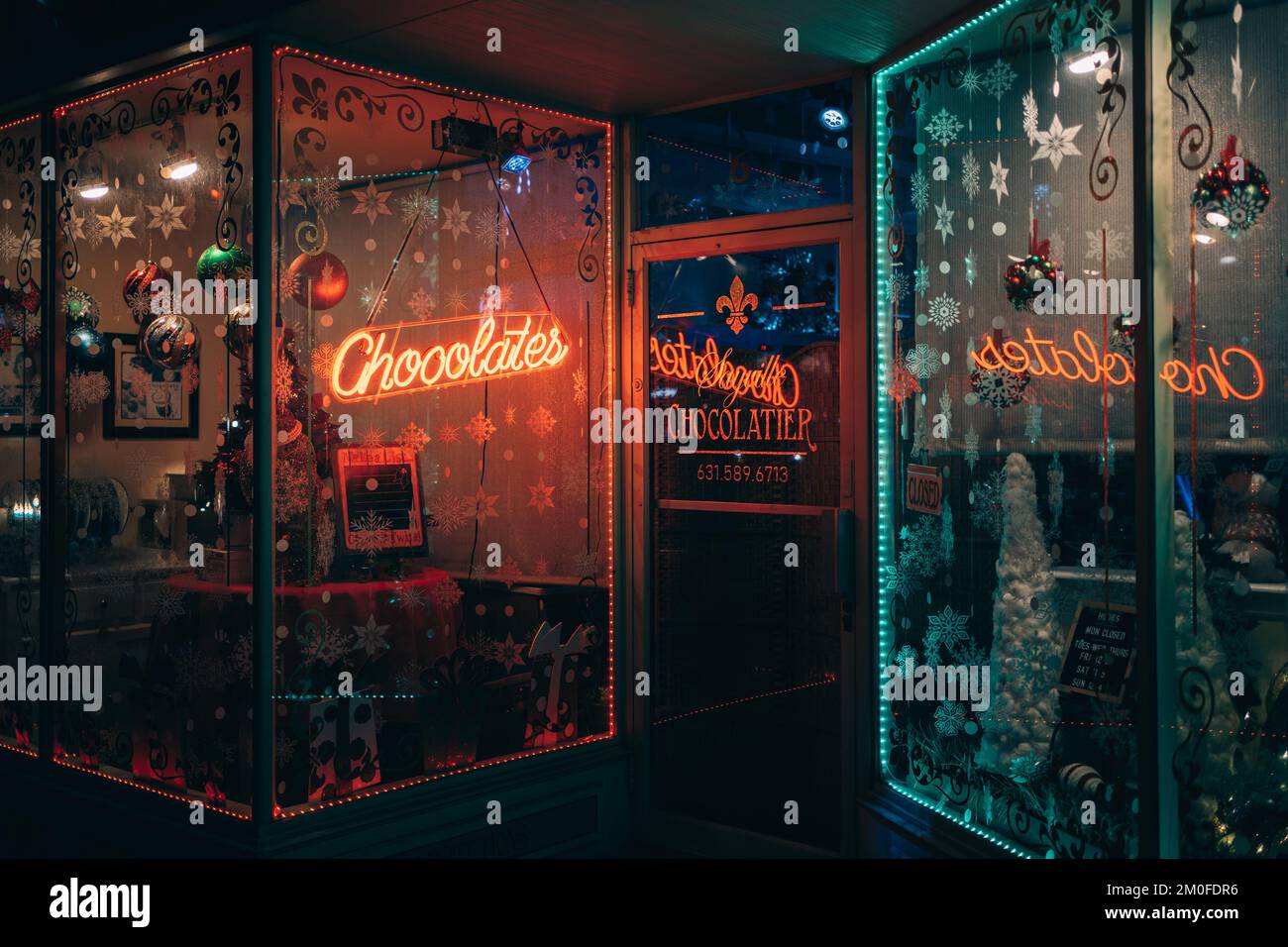 Sayville Chocolatier signe néon la nuit, Sayville, New York Banque D'Images