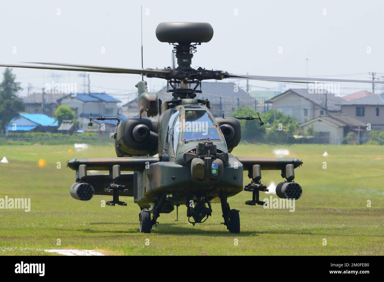 Préfecture d'Ibaraki, Japon - 17 mai 2015 : hélicoptère d'attaque Apache Longbow Boeing AH-64D de la Force d'autodéfense terrestre du Japon. Banque D'Images