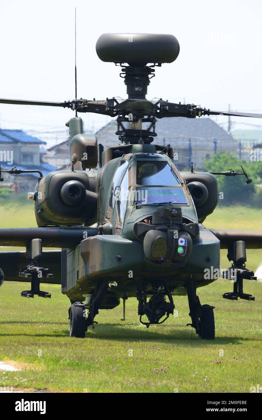 Préfecture d'Ibaraki, Japon - 17 mai 2015 : hélicoptère d'attaque Apache Longbow Boeing AH-64D de la Force d'autodéfense terrestre du Japon. Banque D'Images