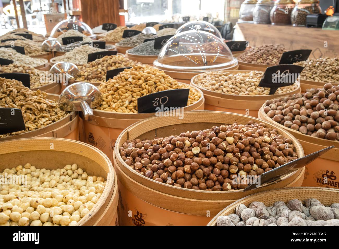 Variété de noix, de fruits secs et d'autres en-cas dans les magasins d'alimentation traditionnels de Mardin, Turquie Banque D'Images