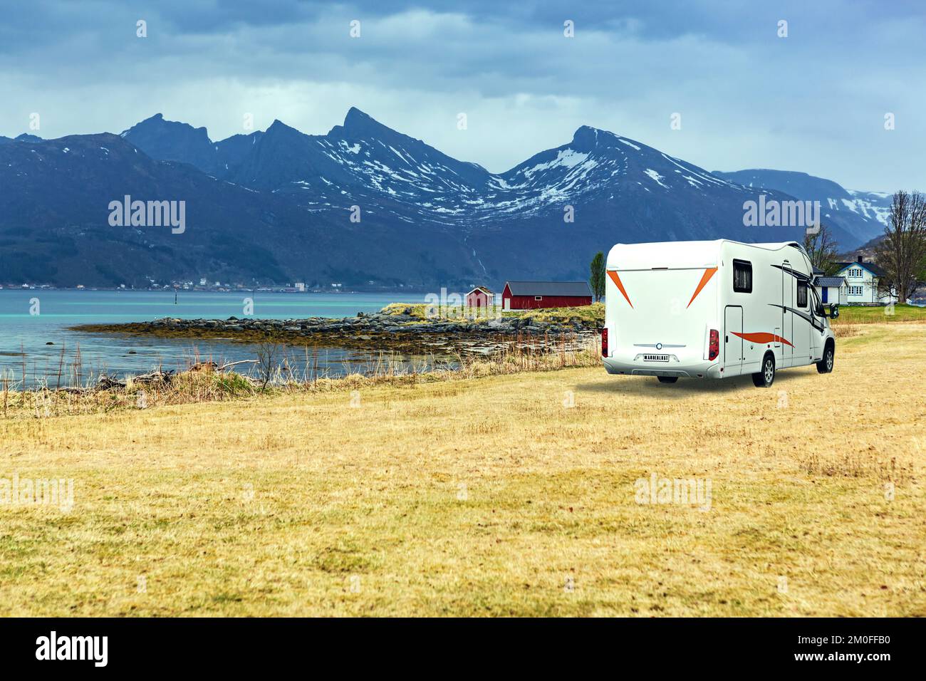 Une caravane ou mobile home en face de fjord sur Senja Island en Norvège Banque D'Images