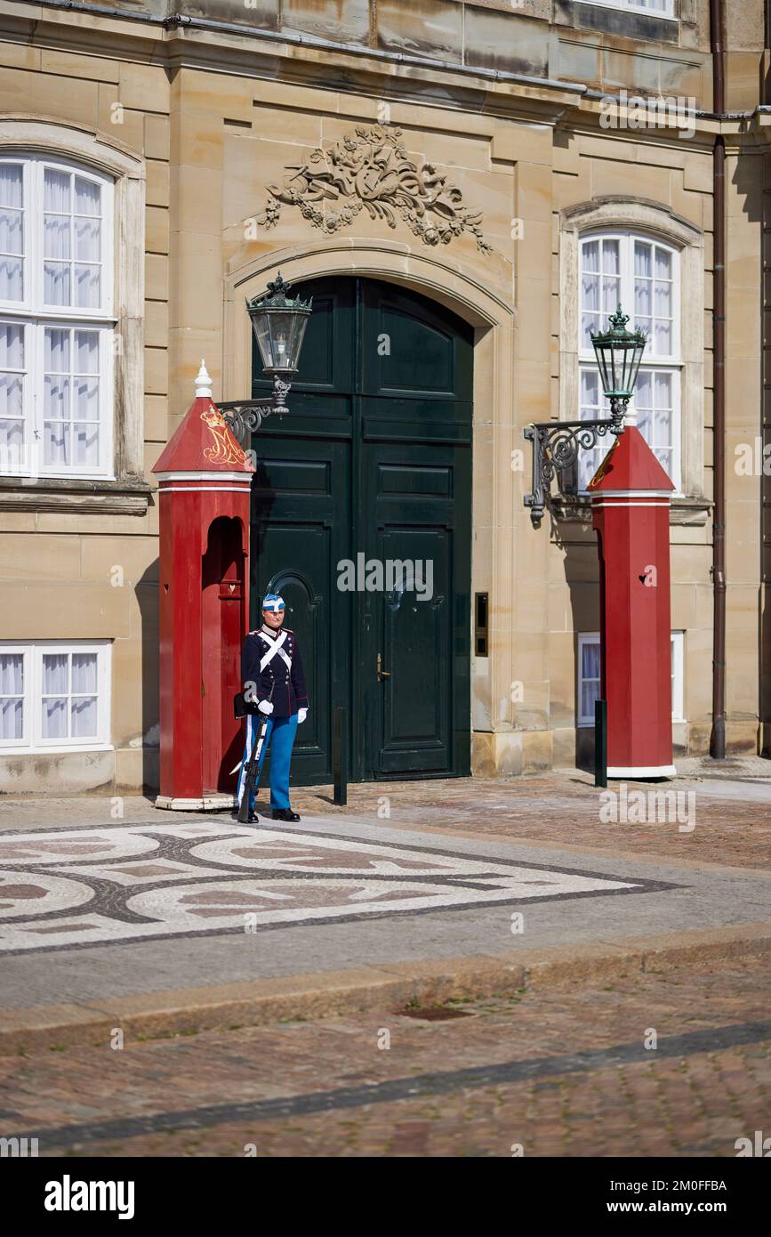 Gardien de vie royal à l'extérieur d'Amalienborg, la maison de la famille royale danoise; Copenhague, Danemark Banque D'Images