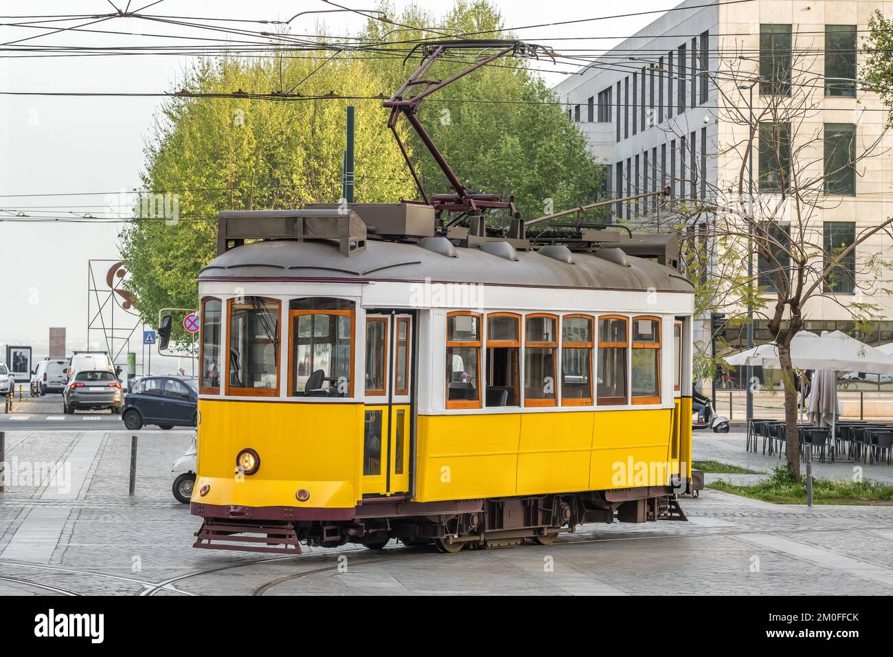 Tramway jaune historique dans les rues de Lisbonne, Portugal. Banque D'Images