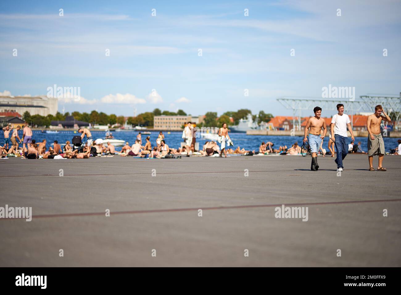 Personnes sur Ofelia Plads sur la jetée de Kvæsthus, été; Copenhague, Danemark Banque D'Images