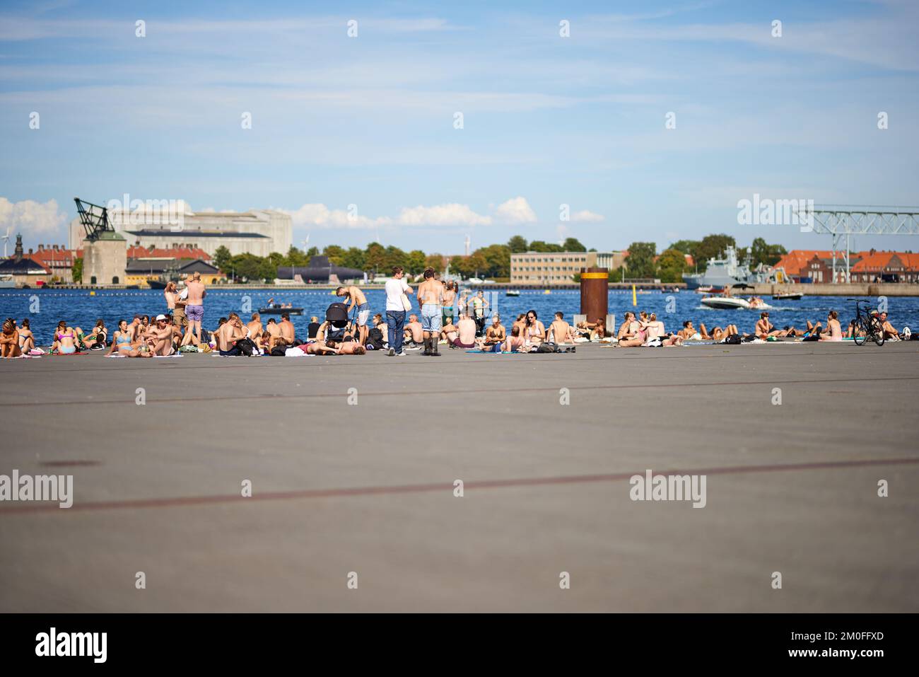 Personnes sur Ofelia Plads sur la jetée de Kvæsthus, été; Copenhague, Danemark Banque D'Images